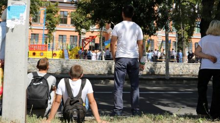 Порошенко обіймався і фотографувався з кропивничанами, які чекали на нього окремо від інших. ФОТО. ВІДЕО