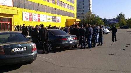 У Кропивницькому намагаються виселити з приміщення один із супермаркетів? ФОТО. ВІДЕО