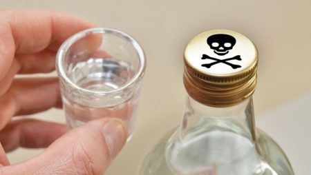 На Кіровоградщині ліквідували підпільний цех по виробництву фальсифікованого алкоголю. ВІДЕО
