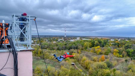 Як ефектно стрибнути з даху, або Роуп-джампінг у Кропивницькому. ФОТО