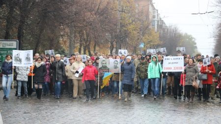 Тисяча днів неволі: сотні жителів Кропивницького нагадали про полонених бійців. ФОТО