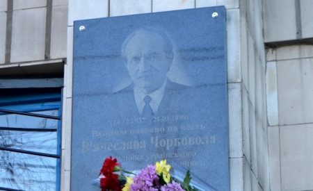 Чим більше – тим краще: у Кропивницькому відкрили ще одну дошку на честь В’ячеслава Чорновола. ФОТО