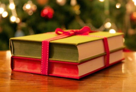 Для мам в телефоні – артистка з Кропивницького зібрала до Різдва книжки для українок в Італії. ФОТО