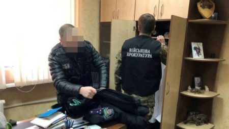 У Кропивницькому затримали лікаря, який вимагав із військового тисячу доларів за групу інвалідності. ФОТО