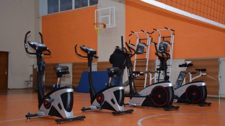 Школи Кропивницького отримали нове спортивне обладнання, тренажери й орбітреки. ФОТО