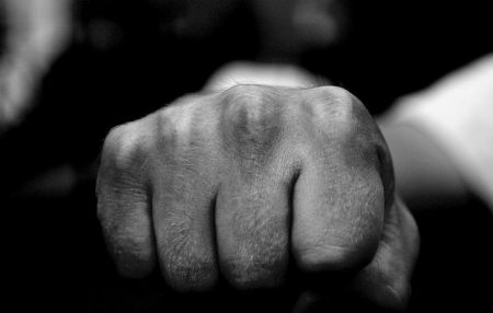 На Кіровоградщині охоронець супермаркету до смерті побив безпритульного