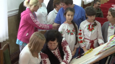 У військовому шпиталі Кропивницького тчуть килим із зображенням мапи України. ВІДЕО