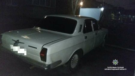 У Кропивницькому поліцейські затримали крадія автомагнітоли на місці злочину. ФОТО