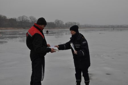 У Кропивницькому рятувальники намагалися напоумити відчайдухів, які у відлигу рибалять на кризі. ФОТО