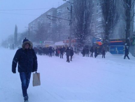 У Кропивницькому зранку знову шикувалися черги на зупинках, бо половина маршруток не завелася. ВІДЕО
