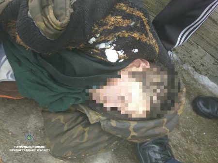 У Кропивницькому патрульні реанімували чоловіка до приїзду швидкої. ФОТО