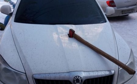 За фактом пошкодження сокирами автівок у Кропивницькому триває перевірка, провадження не відкрито. ФОТО