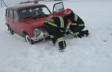 Як рятувальники Кіровоградщини витягали автомобілі зі снігу. ФОТО
