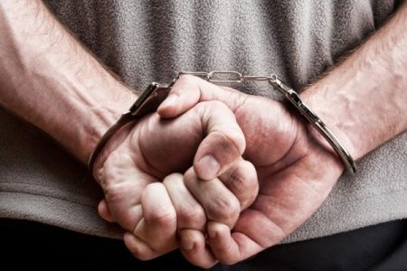 У Кропивницькому боржник з аліментів погрожував держвиконавцям розправою