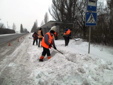 У Знам’янці до прибирання снігу залучили безробітних. ФОТО