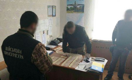 Посадовець Льотної академії, підозрюваний у хабарництві, очікуватиме суду під домашнім арештом