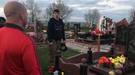 Водія маршрутки, який образив матір загиблого військового, відвезли вибачитися на могилу бійця. ВІДЕО