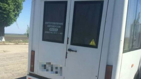 Патрульні доставили на штрафмайданчик маршрутки, які були під арештом, але перевозили пасажирів. ФОТО