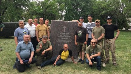 На Фортечних Валах встановили знак про будівництво кафедрального собору. ФОТО