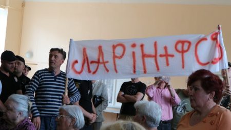 У Кропивницькому облили зеленкою нардепа від “Опоблоку” Сергія Ларіна. ФОТО. ВІДЕО