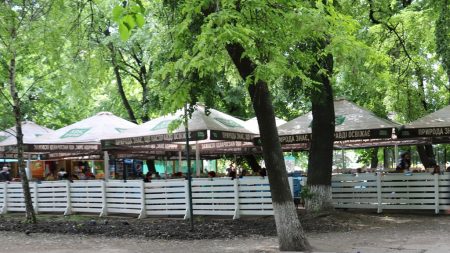 Через літній пивний майданчик сквер біля міськради перетворився на громадський туалет. ФОТО
