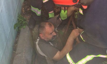У Кропивницькому рятувальники допомогли чоловікові вибратись з погреба
