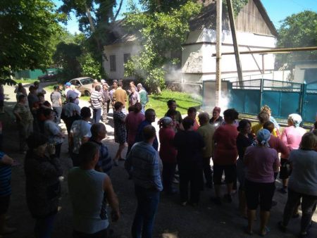 У Луганці на Кіровоградщині, де рейдери захопили агропідприємство, палять шини. ФОТО
