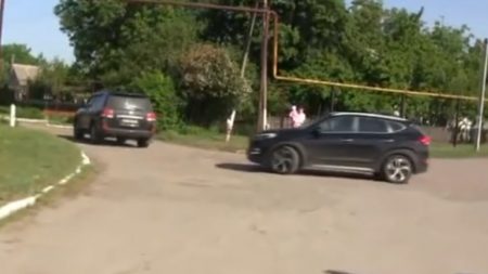 На Кіровоградщині селяни облили зеленкою і прогнали рейдерів. ВІДЕО