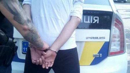 Патрульні спіймали чоловіка, який зірвав із жительки Кропивницького золотий ланцюжок і втік. ФОТО