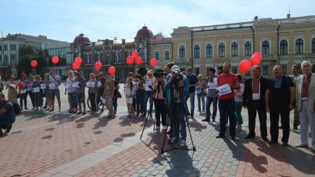 Кропивничани в День Конституції вийшли на акцію за права та свободу земляків-військовополонених. ФОТО