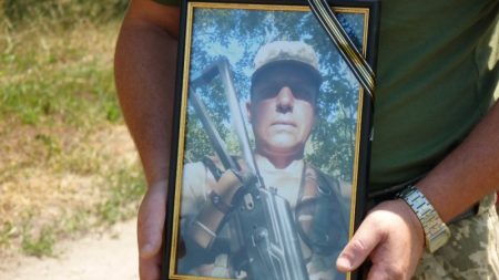 В Олександрії поховали учасника АТО, який пішов з життя у військовій частині на Чернігівщині. ФОТО