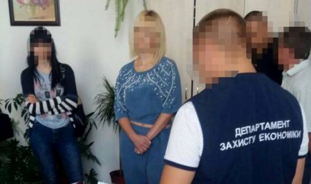 Тисяча гривень «навару» на кондиціонері: деталі справи чиновниці ОДА, підозрюваної в хабарництві