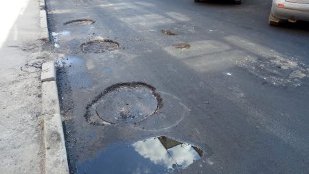Підрядника, який лишив будівельне сміття в ливнівках, оштрафувала Спецінспекція Кропивницького