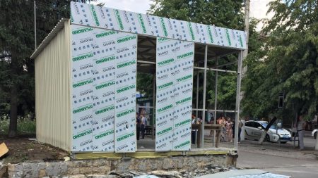 У сутичці між поліцейськими і активістами, які хотіли демонтувати МАФ “Ятрані”, є постраждалий. ДОПОВНЕНО