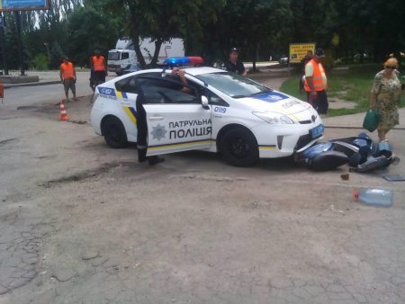 У Кропивницькому сталася ДТП за участі автомобіля патрульної поліції та скутера. ФОТО
