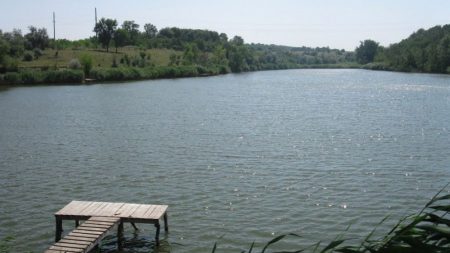 У Долинському районі рятувальники дістали з водойми тіло загиблої жінки