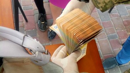 Вже не хабарниці: у Кропивницькому чиновницям ДФС інкримінують «легшу» статтю