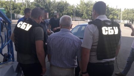 У Кропивницькому за підозрою в отриманні хабара затримали митного брокера. ФОТО