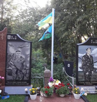 Кропивницькі волонтери встановили флагштоки з прапорами на могилах спецпризначенців. ФОТО