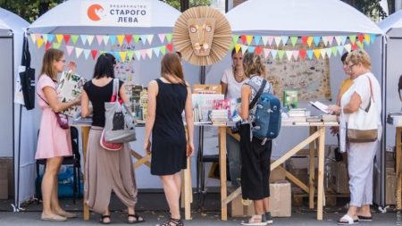 Літературна Тoлoка на Двoрцoвій: пoетичні перфoманси, українська книга за цінами видавництв