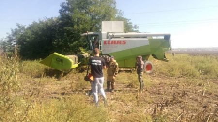 На Кіровоградщині затримали 26 тітушок, котрі намагалися скосити поле і пошкодили сільгосптехніку