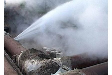 На вулиці Попова у Кропивницькому прорвало тепломережу
