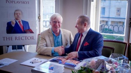Поплaвський у Кембриджi презентувaв свою книгу з фейковим професором — виклaдaч