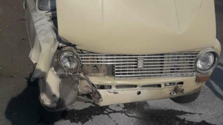 Кропивницькі патрульні допомогли водієві загасити палаючий автомобіль. ФОТО