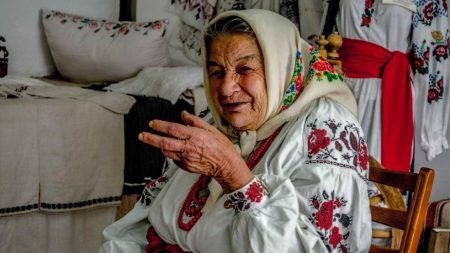 Героїня проекту «Бaбa Єлькa» з Розумiвки зaспiвaлa унiкaльну пiсню. ВIДЕО