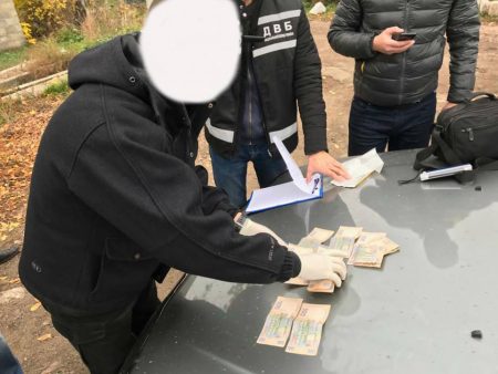 За підозрою у вимаганні 5 тисяч гривень хабара затримали оперуповноваженого. ФОТО