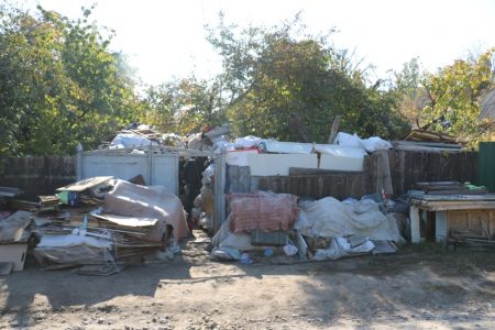 Більше не сміттєзвалище: у Кропивницькому почали вивозити сміття із захаращеного подвір’я родини глухонімих. ВІДЕО