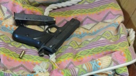У Кропивницькому затримали озброєного чоловіка, що зчинив стрілянину у власному будинку. ФОТО