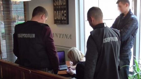 Правоохоронці з Кіровоградщини затримали чоловіка, який хотів продати базу даних клієнтів банку