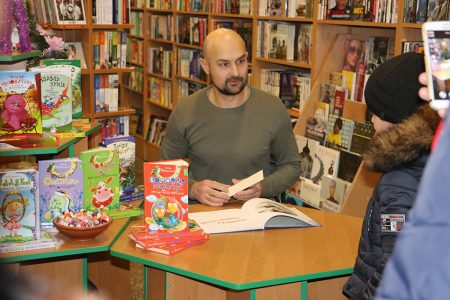 У Кропивницькому письменник Сашко Дерманський зустрівся з маленькими і дорослими читачами. ФОТО